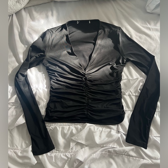 Bella Hadid Inspired White & Black Ruffled Long Sleeves (2 shirts) - Picture 4 of 7